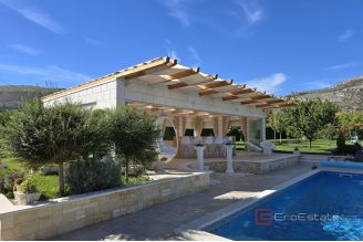 019 2036 112 Trogir Stone house with pool for sale