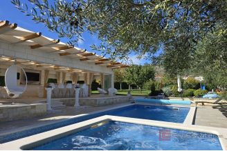 019 2036 112 Trogir Stone house with pool for sale