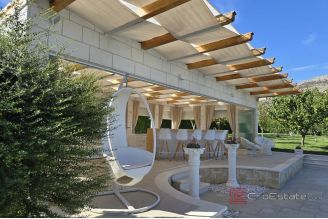 019 2036 112 Trogir Stone house with pool for sale