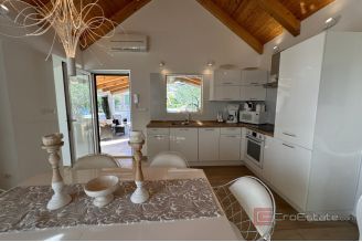 019 2036 112 Trogir Stone house with pool for sale