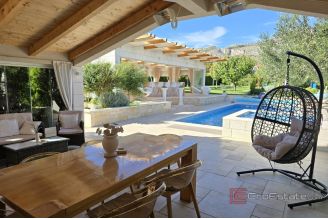 019 2036 112 Trogir Stone house with pool for sale