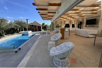 019 2036 112 Trogir Stone house with pool for sale