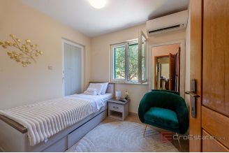 020 2031 147 Family house with an open sea view for sale