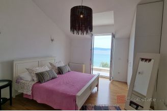 007 2041 85 Island of Brac Apartment house in the second row to the sea for sale