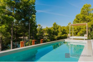 018 2044 33 Korcula Luxury villa in the first row to the sea for sale