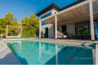 018 2044 33 Korcula Luxury villa in the first row to the sea for sale