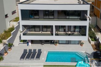 018 2036 114 Modern house with three residential units for sale