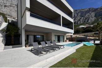 018 2036 114 Modern house with three residential units for sale