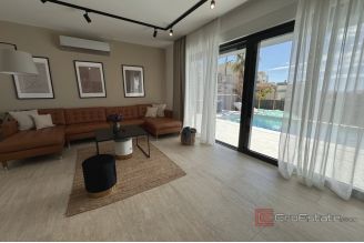 018 2036 114 Modern house with three residential units for sale