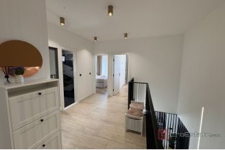 018 2036 114 Modern house with three residential units for sale