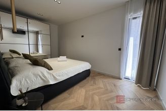 018 2036 114 Modern house with three residential units for sale