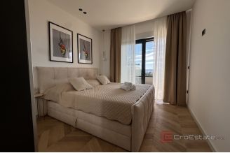 018 2036 114 Modern house with three residential units for sale