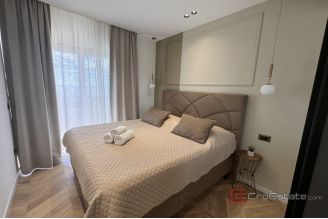 018 2036 114 Modern house with three residential units for sale