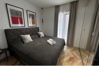 018 2036 114 Modern house with three residential units for sale