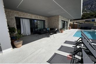 018 2036 114 Modern house with three residential units for sale