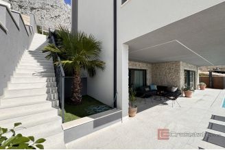 018 2036 114 Modern house with three residential units for sale