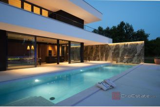 020 5324 30 Umag Luxury villa with pool sale