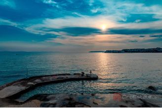 007 2036 115 Split area Two story apartment first row to the sea sale