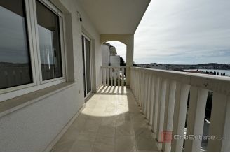 014 2030 82 Ciovo Three bedroom apartment with a sea view for sale