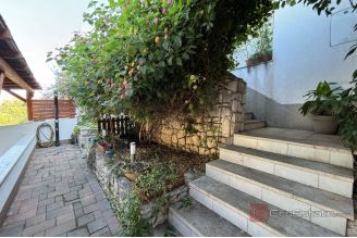 019 2035 178 Ciovo Two bedroom apartment with a sea view for sale