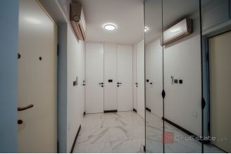 011 2048 21 Split Split 3 Modern apartment in a great location for sale