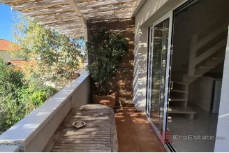 017 2047 30 Murter Apartment house with pool for sale