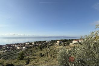 011 2046 33 Brac Agricultural land with sea view for sale
