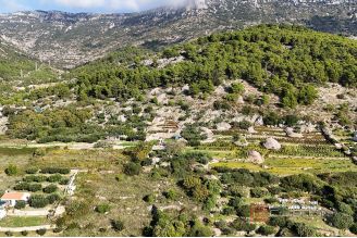 011 2046 33 Brac Agricultural land with sea view for sale