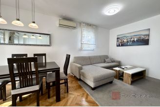 010 2049 13 Split Znjan Two bedroom apartment near the sea for sale