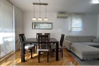 010 2049 13 Split Znjan Two bedroom apartment near the sea for sale