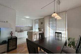 010 2049 13 Split Znjan Two bedroom apartment near the sea for sale