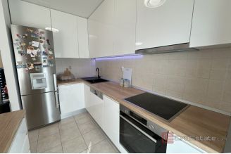 010 2049 13 Split Znjan Two bedroom apartment near the sea for sale