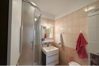 010 2049 13 Split Znjan Two bedroom apartment near the sea for sale