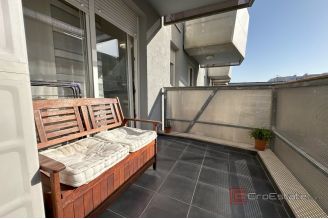 010 2049 13 Split Znjan Two bedroom apartment near the sea for sale