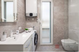 013 2035 183 Ciovo Two bedroom apartment for rent