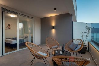 013 2035 183 Ciovo Two bedroom apartment for rent