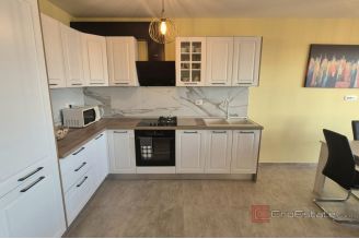 013 2047 32 Split Trstenik Two bedroom apartment with a sea view for rent