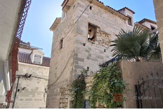 011 2031 149 Kastela Mediterranean house for renovation for sale