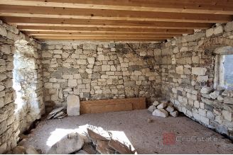 011 2031 149 Kastela Mediterranean house for renovation for sale