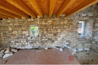 011 2031 149 Kastela Mediterranean house for renovation for sale