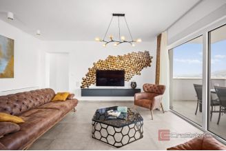 020 2031 148 Ciovo Luxury penthouse with pool and a sea view for rent