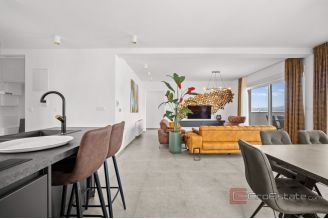 020 2031 148 Ciovo Luxury penthouse with pool and a sea view for rent