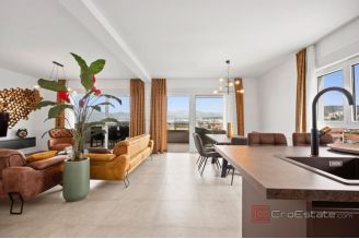 020 2031 148 Ciovo Luxury penthouse with pool and a sea view for rent