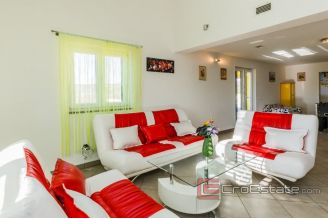 020 2031 152 Kastela Villa with pool for sale