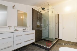 020 2031 152 Kastela Villa with pool for sale