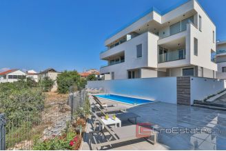 011 2035 186 Ciovo Luxury one bedroom apartment with sea view for rent