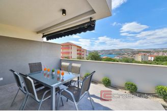 011 2035 186 Ciovo Luxury one bedroom apartment with sea view for rent