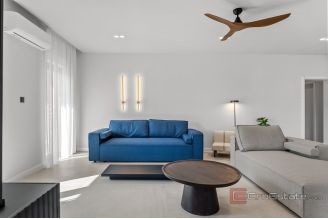 020 2046 35 Omis Residential building with a sea view for sale