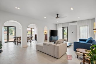 020 2046 35 Omis Residential building with a sea view for sale