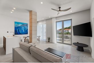 020 2046 35 Omis Residential building with a sea view for sale